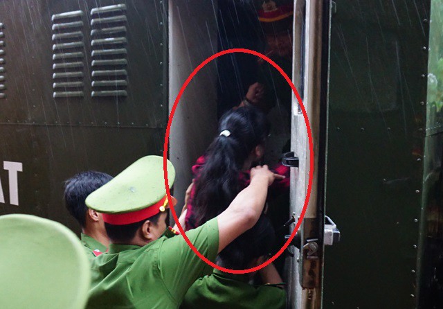 Nhận bản án chung thân, Nguyễn Thị Lam ngã quỵ, òa khóc và được các cảnh sát dẫn giải hộ tống lên xe đặc chủng về trại giam