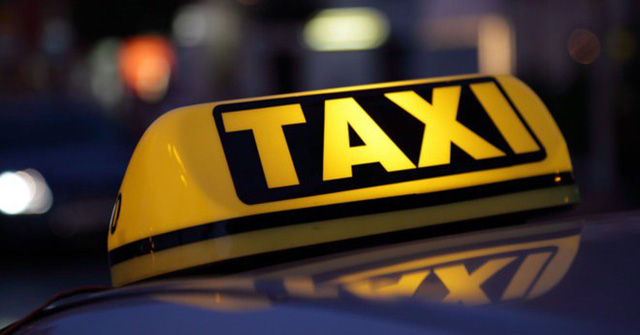 Nhiều ý kiến trái chiều việc gắn hộp đèn Taxi điện tử cho xe Grab.