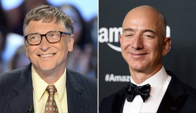 Năm 2017 chứng kiến một cuộc so kè dành cho ngôi vị tỷ phú giàu nhất thế giới giữa Bill Gates (trái) và Jeff Bezos. Tuy nhiên người chiến thắng sau cùng là CEO của Amazon.
