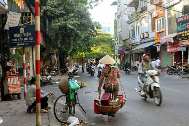 
Hình ảnh gánh chè rong, tào phớ gánh trở nên quen thuộc trên các con phố Hà Nội
