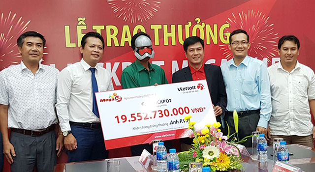 
Anh H. đeo mặt nạ nhận thưởng giải thưởng Vietlott gần 20 tỷ đồng.
