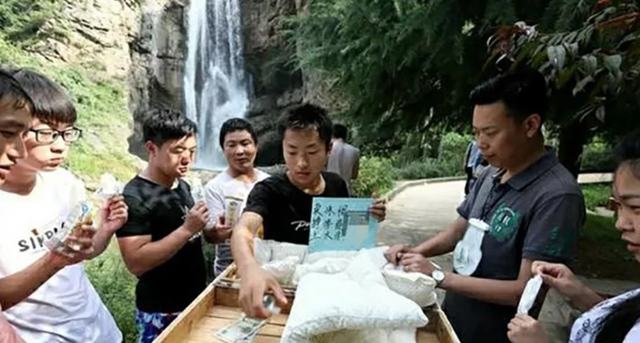 
Zhao bán được hơn 100 cây kem mỗi ngày và thu lợi nhuận hơn 100 Nhân dân tệ. (Nguồn: SCMP)
