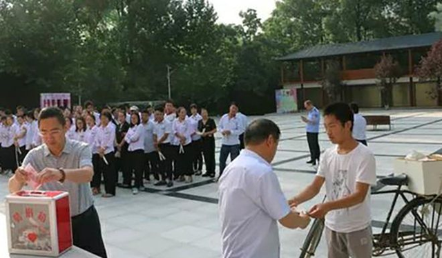 Những cây kem Zhao bán rất được khách du lịch yêu thích. (Nguồn: cztv.com)