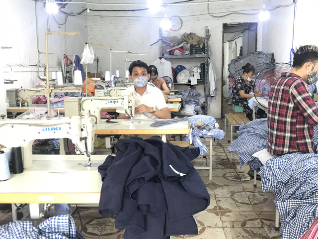 
Các xưởng may mặc nhỏ đang phải cạnh tranh khốc liệt với hàng dư thừa của Trung Quốc tràn sang. (Ảnh minh hoạ)
