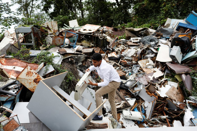 Albermar Dominguez thu thập máy tính và máy in cũ tại bãi rác của Đại học Simon Bolivar tại Caracas, Venezuela. (Nguồn: REUTERS/Marco)