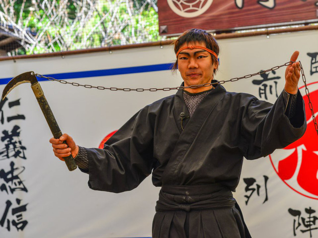 Một người đàn ông mặc trang phục ninja và giảng dạy tại Trường Ninja ở thành phố Iga, Nhật Bản. (Nguồn: Phuong D. Nguyen / Shutterstock)