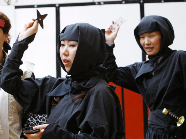 Một phụ nữ đóng làm ninja trong một lễ hội ninja ở Iga. (Nguồn: REUTERS / Kim Kyung-Hoon)