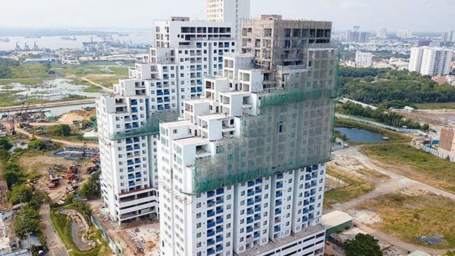 Khu đất rộng 9.125 m2 nằm tại số 370 Nguyễn Văn Quỳ (phường Tân Thuận, quận 7, TPHCM) đã “mọc” lên hai tòa nhà cao 25 tầng mang tên Luxgarden.