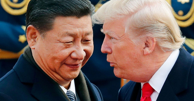 Tổng thống Mỹ Donald Trump trò chuyện với Chủ tịch Trung Quốc Tập Cận Bình. (Nguồn: Andy Wong | AP)