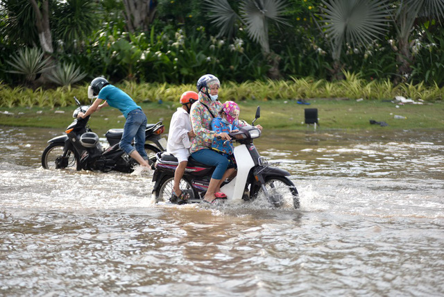 Một khu đô thị khác cũng nằm trên mặt đường Lê Trọng Tấn, vẫn ngập sâu sau khi ngừng mưa gần một ngày.