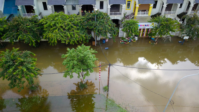 
Nước ngập vào nhà khiến tôi không thể đi xe vào nhà, đành gửi xe và lội nước vào nhà, nước ngập ít nhất đã ba hôm rồi một người dân sống tại KĐT Geleximco chia sẻ.
