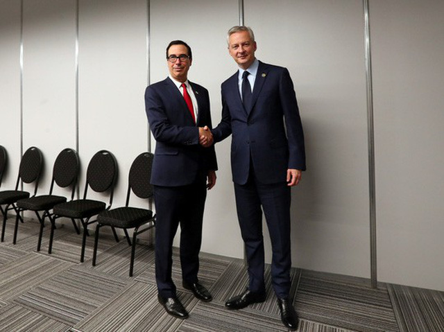 
Bộ trưởng Tài chính Mỹ Steven Mnuchin (trái) bắt tay người đồng cấp Pháp Bruno Le Maire tại Hội nghị Bộ trưởng Tài chính G20 ở Argentina. Ảnh: Reuters
