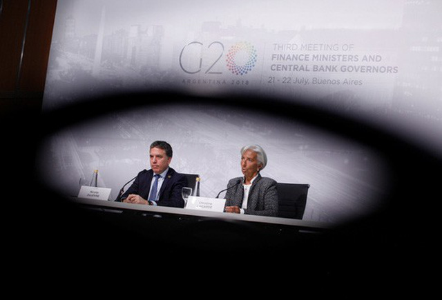 
Giám đốc Điều hành IMF Christine Lagarde trả lời họp báo cùng Bộ trưởng Tài chính Argentina Nicolas Dujovne. Ảnh: Rueters
