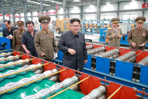 Nhà lãnh đạo Triều Tiên Kim Jong-un thị sát một nhà máy Triều Tiên. (Ảnh minh họa: Reuters)