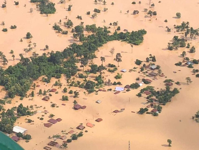 Nhiều ngôi làng bị chìm trong biển nước sau sự cố vỡ đập tại Lào (Ảnh: BBC).
