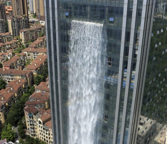 Doanh nghiệp Trung Quốc chơi trội, xây thác nước 108m làm cảnh ngoài tòa nhà