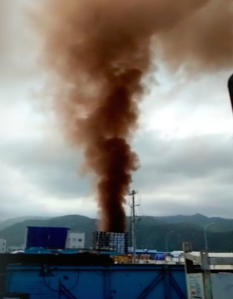 Cột khói bốc lên tại nhà máy Nhiệt điện Vĩnh Tân 1