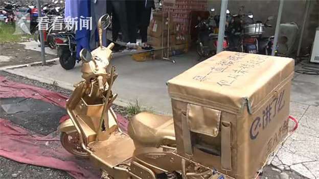 Chiếc xe máy của Chen được phủ bởi một lớp sơn vàng. (Nguồn: MSN)