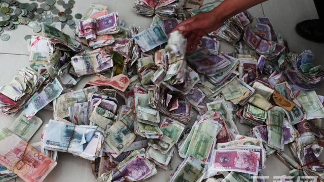 Tiền âm phủ, tiền giả, phế liệu và tiền từ các nước khác khiến một công ty xe buýt tại Vân Nam thiệt hại gần 300 triệu đồng trong quý qua. (Nguồn: Yunnan.cn)