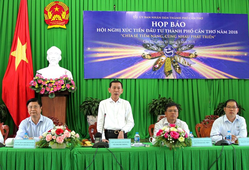 Ông Võ Thành Thống - Chủ tịch UBND TP Cần Thơ phát biểu tại buổi họp báo