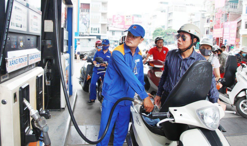 Giá xăng dầu liên tục tăng trong những tháng đầu năm nay.