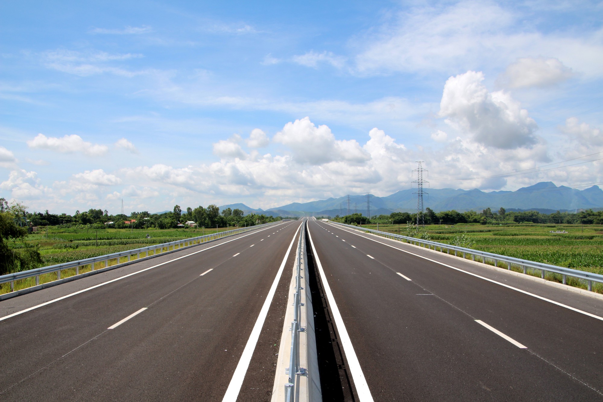 Hiện tuyến chính cao tốc từ Tam Kỳ đến Quảng Ngãi đã hoàn thành nhưng nhiều hạn mục phụ như đường ngang, công chui và một số hạn mục phụ vẫn chưa hoàn thiện
