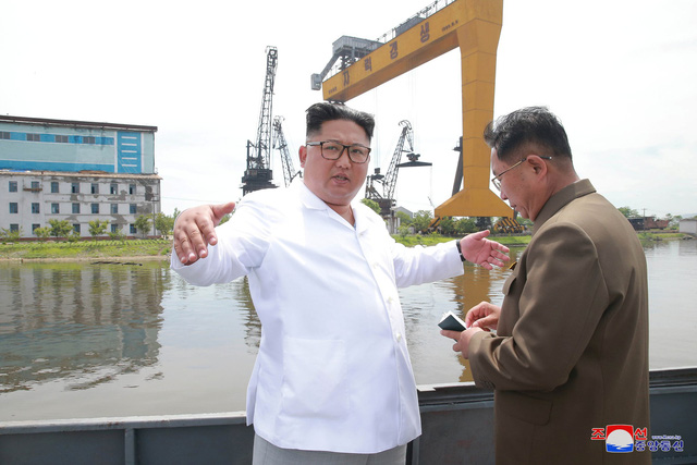 Nhà lãnh đạo Kim Jong-un thị sát một xưởng đóng tàu tại Triều Tiên (Ảnh: Reuters)