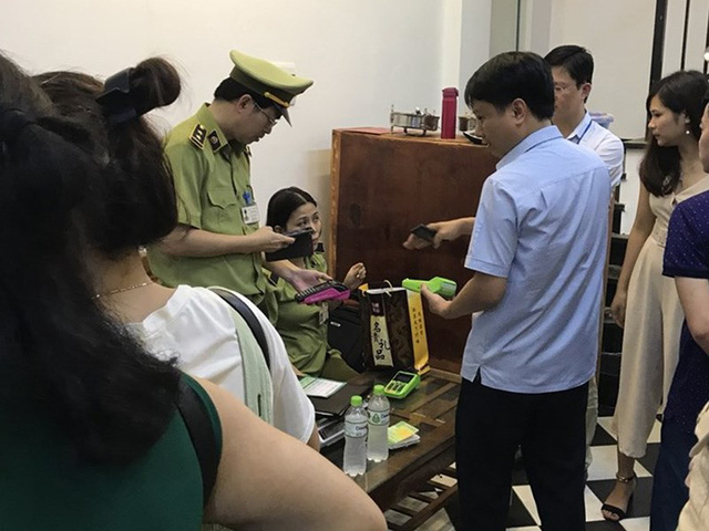 
Lực lượng chức năng kiểm tra một cửa hàng sử dụng máy POS lậu tại Quảng Ninh. Ảnh: ĐH
