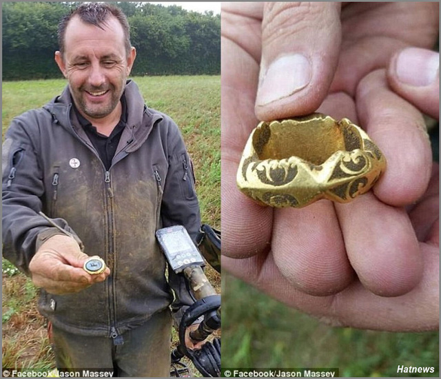 Ông Jason Massey cùng chiếc máy dò kim loại và chiếc nhẫn vàng ông tìm được. (Nguồn: Hatnews)