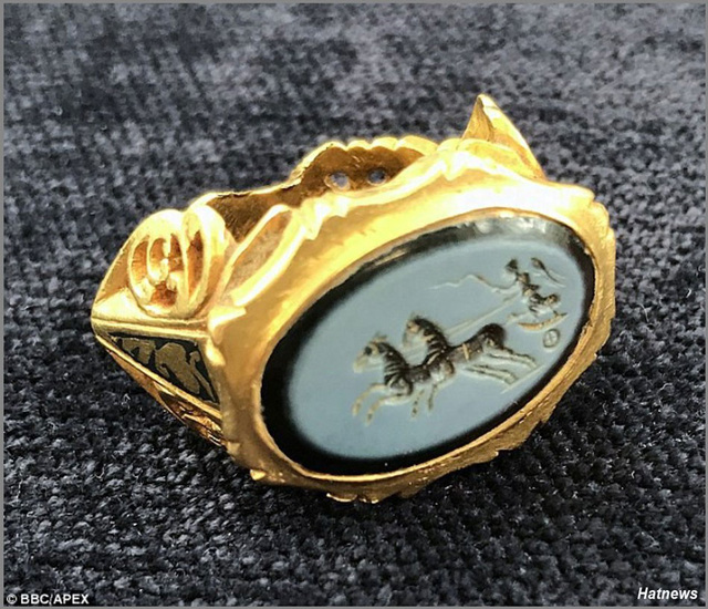 Chiếc nhẫn này có khắc hình tượng nữ thần chiến thắng Victoria đang cưỡi một chiếc xe ngựa kéo bởi hai con ngựa. (Nguồn: Hatnews)