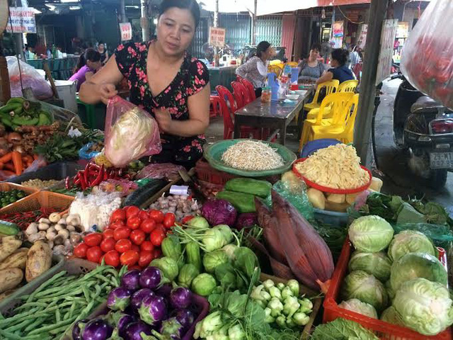 
Mưa lớn kéo dài, giá rau xanh tại chợ tăng mạnh.
