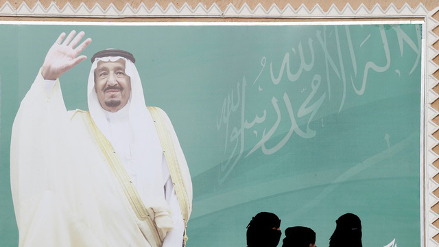 Quốc vương Ả-rập Xê-út Salman bin Abdulaziz Al Saud xuất hiện trên áp phích (Ảnh: Reuters)