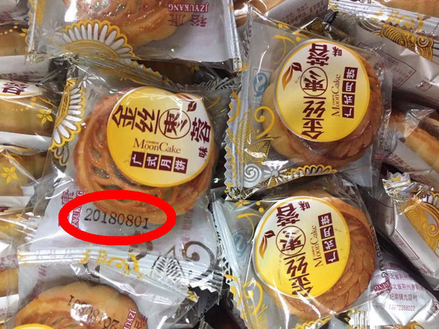 Theo thông tin trên bao bì, lô bánh trung thu Trung Quốc này mới được sản xuất vào ngày 1/8/2018. (Ảnh: Hồng Vân)