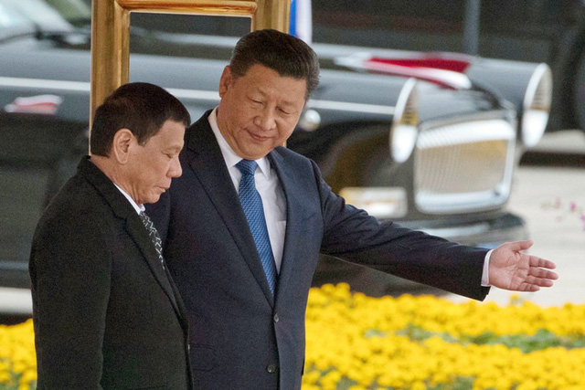Chủ tịch Tập Cận Bình đón Tổng thống Duterte tại Bắc Kinh năm 2016 (Ảnh: AFP)