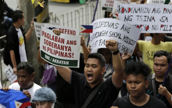 Người dân Philippines biểu tình yêu cầu Trung Quốc tuân thủ phán quyết của Tòa trọng tài quốc tế trong vụ kiện đường lưỡi bò. (Ảnh: EPA)
