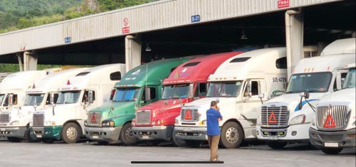 
Xe container chở hàng từ Việt Nam tập kết ở chợ Pò Chài - Trung Quốc
