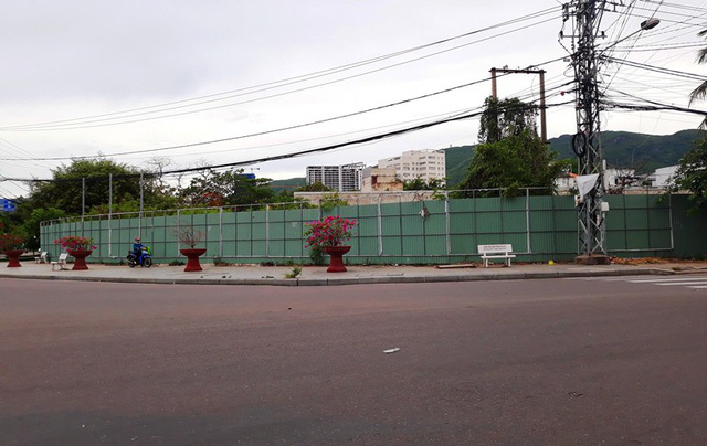 Dự án được dựng hàng rào bằng tôn vây kín.