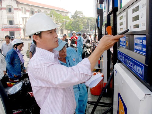 Giá dầu tiếp tục leo cao, giá xăng được giữ ổn định