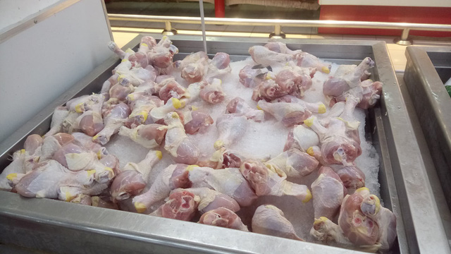 Thịt gà nhập siêu rẻ đang được tiêu thụ mạnh tại Việt Nam.