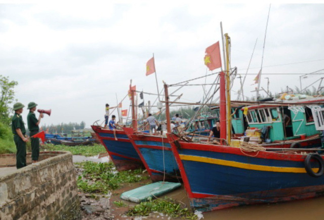 Cán bộ Đồn Biên phòng Cửa Lân kêu gọi ngư dân đưa tàu thuyền vào tránh trú bão tại cảng cá Cửa Lân, xã Nam Thịnh, huyện Tiền Hải
