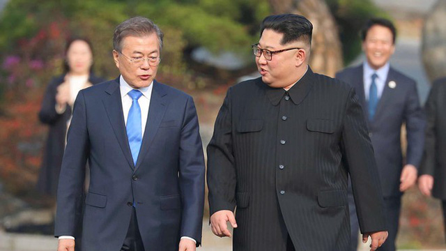 
Tổng thống Hàn Quốc Moon Jae-in và nhà lãnh đạo Triều Tiên Kim Jong-un (Ảnh: Reuters)

