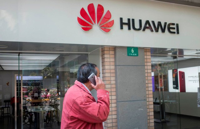 Chính quyền Mỹ từng cảnh báo về nguy cơ an ninh từ điện thoại Huawei của Trung Quốc (Ảnh: AFP)
