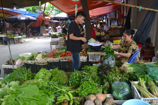 Các mặt hàng rau xanh tăng giá gấp đôi do nhu cầu tăng cao và cả tác động của mưa bão.