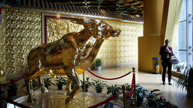 Trâu nặng 1 tấn vàng, biểu tượng cho sự thịnh vượng của ngôi làng giàu nhất Trung Quốc Hoa Tây (Ảnh: Reuters)