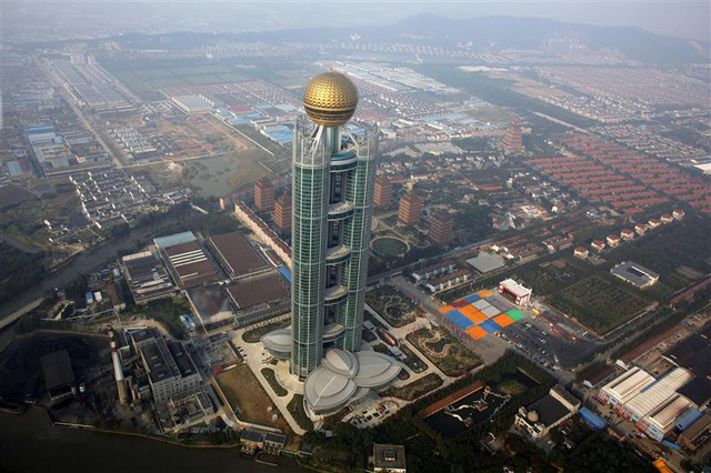 Khách sạn Long Xi, cao hơn 323 m, chi phí xây 470 triệu USD, nằm sừng sững giữa ngôi làng giàu có nhất Trung Quốc, Hoa Tây. (Ảnh: AFP)