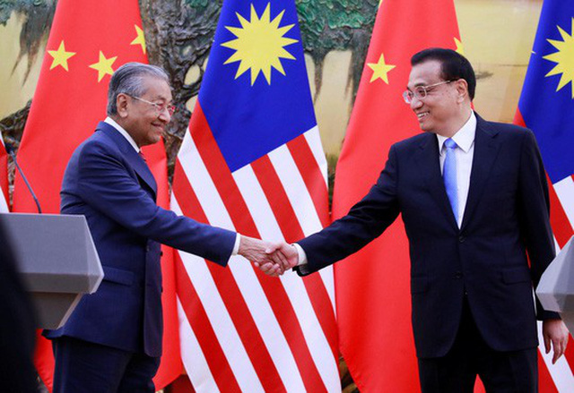 
Thủ tướng Malaysia Mahathir Mohamad (trái) bắt tay với người đồng cấp Trung Quốc Lý Khắc Cường sau cuộc họp báo tại Bắc Kinh hôm 20-8 Ảnh: REUTERS
