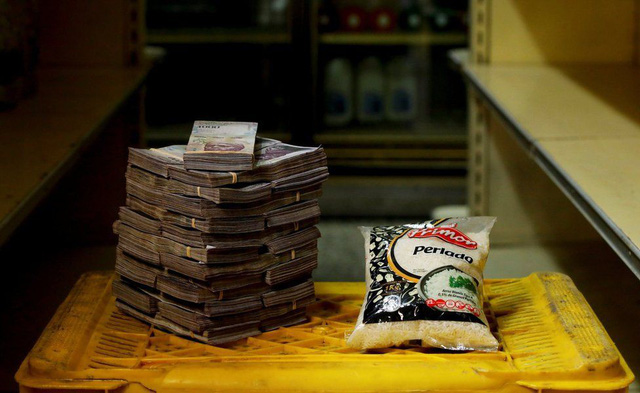 
1 kg gạo có mức giá 2,5 triệu bolivar. Ảnh: Reuters
