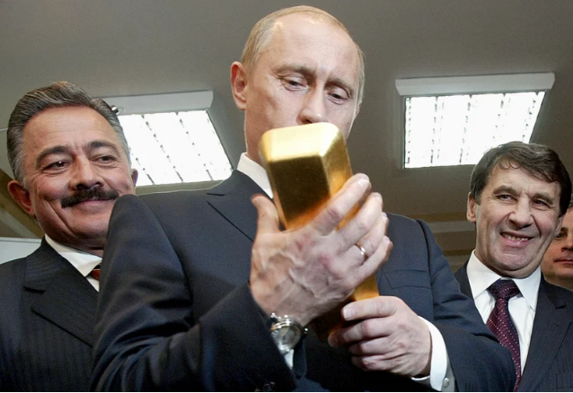 Tổng thống Vladimir Putin kiểm tra một thỏi vàng của Nga hồi năm 2005 (Ảnh: Time)