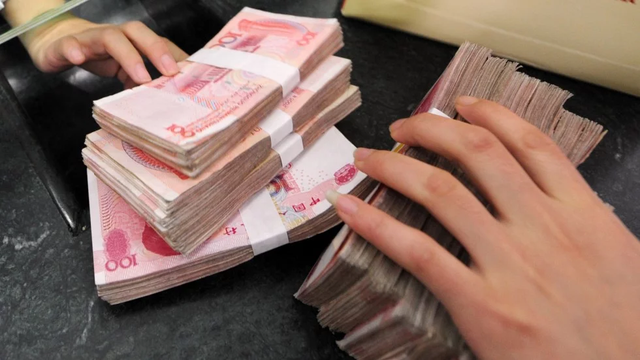 Ngân hàng trung ương Trung Quốc đã bắt đầu đe dọa trừng phạt những ai từ chối nhận tiền mặt và buộc khách hàng phải dùng thanh toán điện tử. (Nguồn: AFP)