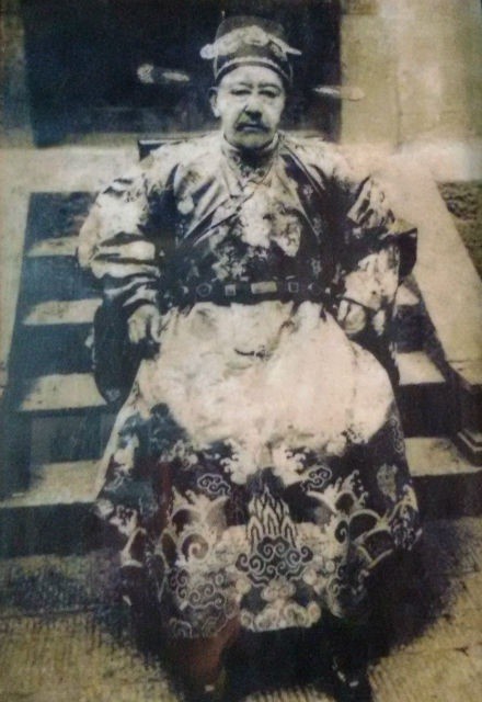 
Ông Vương Chính Đức (1865-1947), thủ lĩnh cộng đồng người HMông ở cao nguyên đá Đồng Văn trước cách mạng tháng 8/1945 (Ảnh: Gia đình ông Vương Duy Bảo cung cấp)
